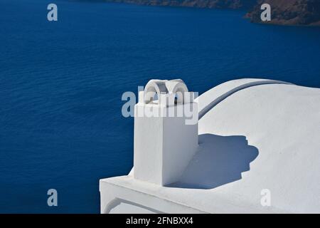 Kamin mit typischer kykladischer Architektur und Blick auf die Ägäis auf der Insel Santorini, Kykladen, Griechenland. Stockfoto