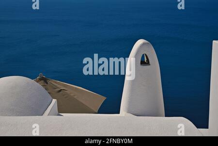 Kamin mit typischer kykladischer Architektur und Blick auf die Ägäis auf der Insel Santorini, Kykladen, Griechenland. Stockfoto