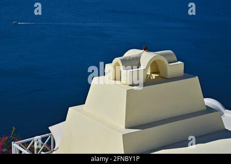 Kamin mit typischer kykladischer Architektur und Blick auf die Ägäis auf der Insel Santorini, Kykladen, Griechenland. Stockfoto