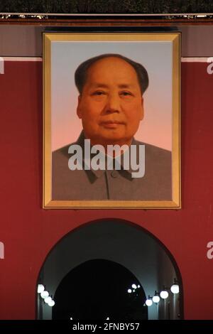 Porträt von Mao Zedong, das nachts am Tor des Himmlischen Friedens in Peking, China, hängt Stockfoto