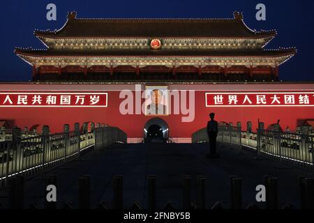 Das Tiananmen-Tor bei Nacht in Peking, China Stockfoto