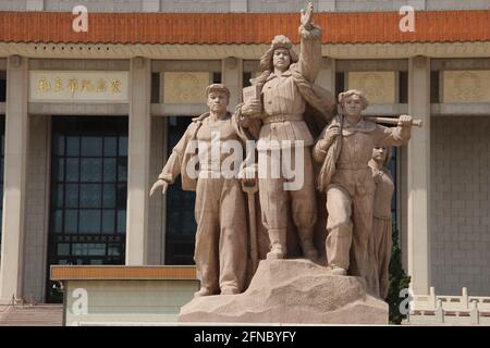 Kommunistische Skulpturen vor dem Mausoleum von Mao Zedong in Peking, China Stockfoto