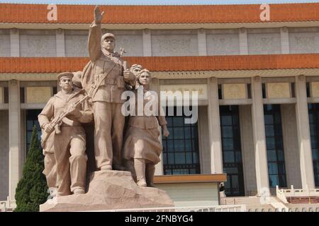 Kommunistische Skulpturen vor dem Mausoleum von Mao Zedong in Peking, China Stockfoto