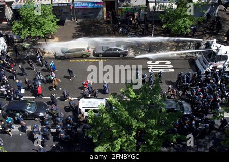 Die Polizei feuern Wasserwerfer, um palästinensische Unterstützer zu zerstreuen, versammelten sich auf der pro-palästinensischen Demonstration, Boulevard Barbès, Paris, Frankreich, 15. Mai, 2021 Stockfoto