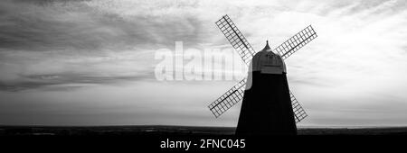 Schwarz-weiß von Halnaker Hill in North Chichester, West Sussex, Großbritannien Stockfoto
