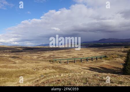 Rannoch Gitterträger Viadukt West Highland Railway Schottische Highlands mit Rannoch Station in der Ferne, ein Halt auf dem Caledonischen Schläfer Stockfoto