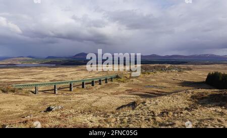 Rannoch Gitterträger Viadukt West Highland Railway Schottische Highlands mit Rannoch Station in der Ferne, ein Halt auf dem Caledonischen Schläfer Stockfoto