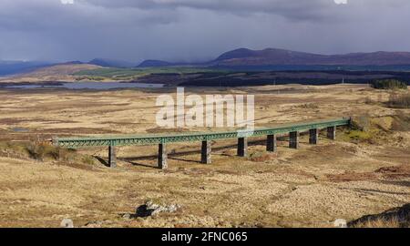 Rannoch Gitterträger Viadukt West Highland Railway Schottische Highlands mit Rannoch Station in der Ferne, ein Halt auf dem Caledonischen Schläfer Stockfoto