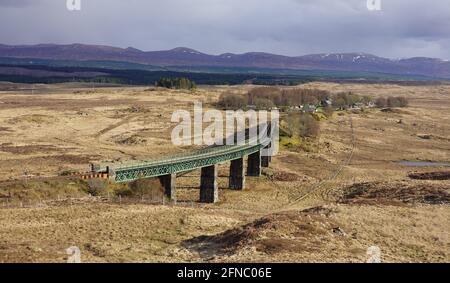 Rannoch Gitterträger Viadukt West Highland Railway Schottische Highlands mit Rannoch Station in der Ferne, ein Halt auf dem Caledonischen Schläfer Stockfoto