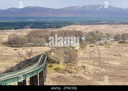 Rannoch Gitterträger Viadukt West Highland Railway Schottische Highlands mit Rannoch Station in der Ferne, ein Halt auf dem Caledonischen Schläfer Stockfoto