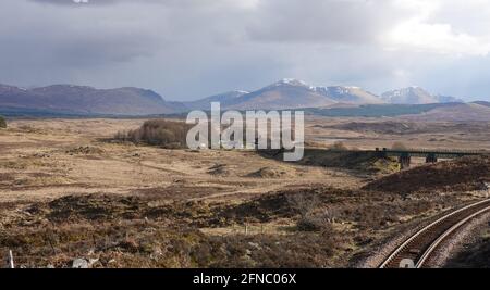 Rannoch Gitterträger Viadukt West Highland Railway Schottische Highlands mit Rannoch Station in der Ferne, ein Halt auf dem Caledonischen Schläfer Stockfoto