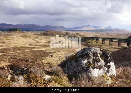 Rannoch Gitterträger Viadukt West Highland Railway Schottische Highlands mit Rannoch Station in der Ferne, ein Halt auf dem Caledonischen Schläfer Stockfoto