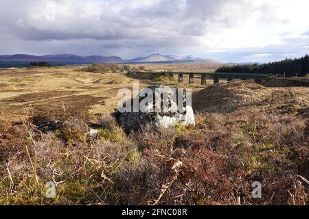 Rannoch Gitterträger Viadukt West Highland Railway Schottische Highlands mit Rannoch Station in der Ferne, ein Halt auf dem Caledonischen Schläfer Stockfoto