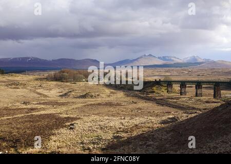 Rannoch Gitterträger Viadukt West Highland Railway Schottische Highlands mit Rannoch Station in der Ferne, ein Halt auf dem Caledonischen Schläfer Stockfoto