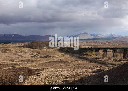 Rannoch Gitterträger Viadukt West Highland Railway Schottische Highlands mit Rannoch Station in der Ferne, ein Halt auf dem Caledonischen Schläfer Stockfoto