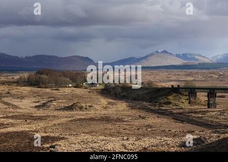 Rannoch Gitterträger Viadukt West Highland Railway Schottische Highlands mit Rannoch Station in der Ferne, ein Halt auf dem Caledonischen Schläfer Stockfoto