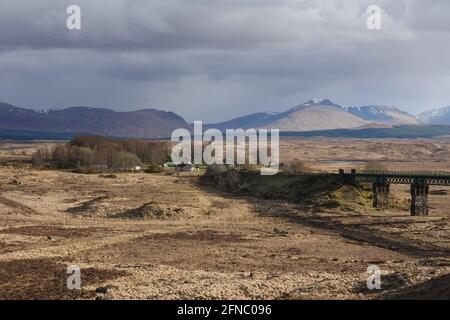 Rannoch Gitterträger Viadukt West Highland Railway Schottische Highlands mit Rannoch Station in der Ferne, ein Halt auf dem Caledonischen Schläfer Stockfoto