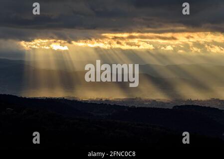 Sonnenuntergang vom Aussichtspunkt des Stausees Sau, von Pla del Castell aus gesehen, auf den Klippen der Tavertet (Provinz Barcelona, Katalonien, Spanien) Stockfoto