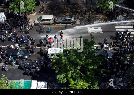 Die Polizei feuern in Paris Wasserwerfer auf pro-palästinensische Demonstranten. Boulevard Barbès, Paris, Frankreich, 15. Mai 2021 Stockfoto