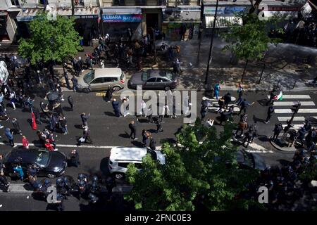 Die Polizei feuern Wasserwerfer auf pro-palästinensische Anhänger, die in Paris demonstrieren. Boulevard Barbès, Paris, Frankreich, 15. Mai 2021 Stockfoto