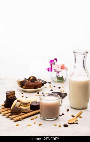 Der Frühstückstisch - Milch, Muffins und Alfajores mit Platz zum Kopieren, Stockfoto