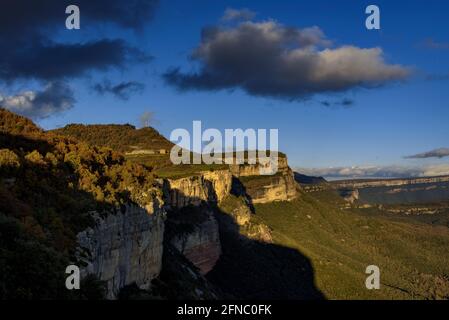 Sonnenuntergang in den Klippen von Aventic de Tavertet(Collsacabra, Katalonien, Spanien) ESP: Atardecer en los acantilados del Aventic de Tavertet (Cataluña, España) Stockfoto