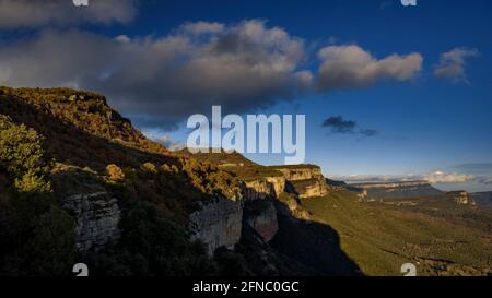 Sonnenuntergang in den Klippen von Aventic de Tavertet(Collsacabra, Katalonien, Spanien) ESP: Atardecer en los acantilados del Aventic de Tavertet (Cataluña, España) Stockfoto