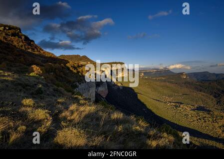 Sonnenuntergang in den Klippen von Aventic de Tavertet(Collsacabra, Katalonien, Spanien) ESP: Atardecer en los acantilados del Aventic de Tavertet (Cataluña, España) Stockfoto