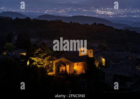 Tavertet Dorf in der Dämmerung. Im Hintergrund einige Dörfer von la Plana de Vic (Osona, Katalonien, Spanien) ESP: Pueblo de Tavertet al crepúsculo Stockfoto