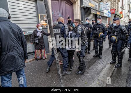 Paris, Frankreich. Mai 2021. Eine Protesterin lässt ihre palästinensische Flagge von der Bereitschaftspolizei beschlagnahmt und wird verhaftet. Stockfoto