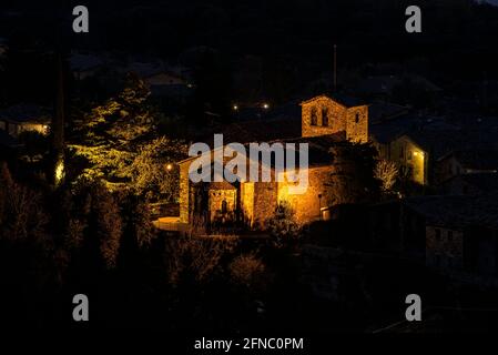 Tavertet Dorf in der Dämmerung. Im Hintergrund einige Dörfer von la Plana de Vic (Osona, Katalonien, Spanien) ESP: Pueblo de Tavertet al crepúsculo Stockfoto