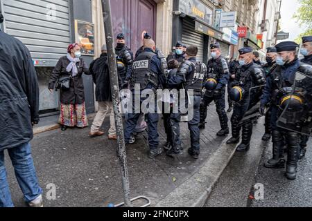 Paris, Frankreich. Mai 2021. Eine Protesterin lässt ihre palästinensische Flagge von der Bereitschaftspolizei beschlagnahmt und wird verhaftet. Stockfoto