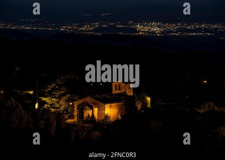 Tavertet Dorf in der Dämmerung. Im Hintergrund einige Dörfer von la Plana de Vic (Osona, Katalonien, Spanien) ESP: Pueblo de Tavertet al crepúsculo Stockfoto