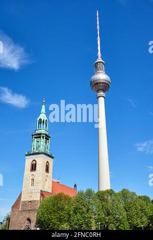 Der berühmte Fernsehturm und die Marienkirche am Alexanderplatz in Berlin Stockfoto