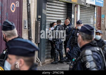 Paris, Frankreich. Mai 2021. Eine Protesterin lässt ihre palästinensische Flagge von der Bereitschaftspolizei beschlagnahmt und wird verhaftet. Stockfoto