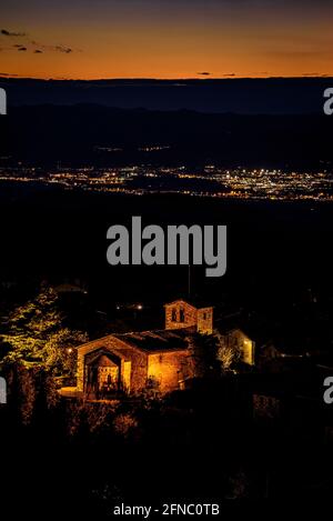 Tavertet Dorf in der Dämmerung. Im Hintergrund einige Dörfer von la Plana de Vic (Osona, Katalonien, Spanien) ESP: Pueblo de Tavertet al crepúsculo Stockfoto