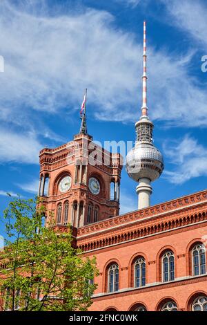 Der berühmte Fernsehturm und der Turm der Stadt Halle in Berlin Stockfoto