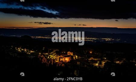 Tavertet Dorf in der Dämmerung. Im Hintergrund einige Dörfer von la Plana de Vic (Osona, Katalonien, Spanien) ESP: Pueblo de Tavertet al crepúsculo Stockfoto