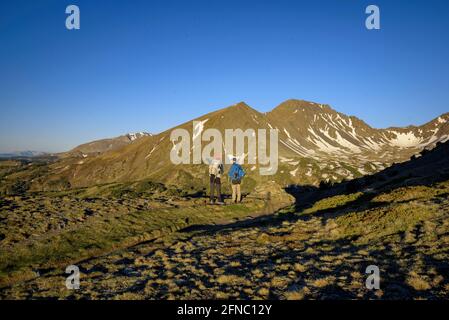 Blick auf die beiden Pics Perics von der Serra de Mauri aus gesehen, an einem Sommermorgen (Pyrenees-Orientales, Oczitanie, Frankreich) ESP: Vista de los dos Pics Perics Stockfoto