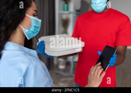 Kunde Mit Gesichtsmaske Erhält Bestellunterzeichnung Digitales Formular Stockfoto