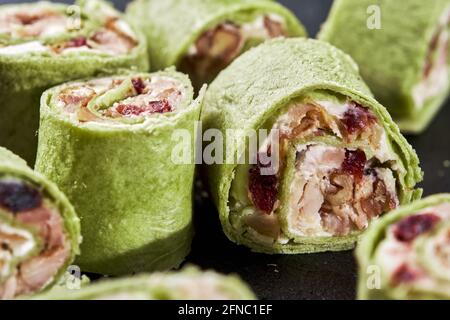 Frische hausgemachte Cranberry pinwheels mit Frischkäse, getrocknete Cranberries, Walnüsse, Ziegenkäse und Rosmarin für die Feiertage bereit. Selektive foc Stockfoto