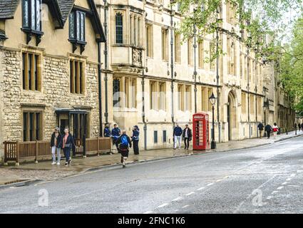 St Giles, Oxford, zeigt St John's College und Middleton Hall (Studentenunterkunft) nebenan. Stockfoto