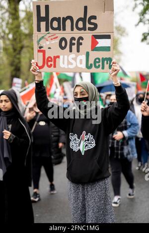 Solidaritätskundgebung und marsch für Palästina. Platt Fields, Rusholme, Manchester, Großbritannien. 15 Mai 2021. Protest in Solidarität mit Palästina, Widerstand gegen die militärische Besetzung Israels und Gedenken an den 73. Jahrestag der Nakba (Katastrophe). © Craig Redmond / craigredmondphotos.co.uk Stockfoto