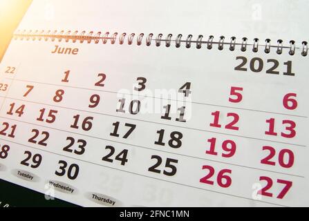 Kalender für den Monat Juni 2021, Wandkalender mit einer Spirale auf dem Hintergrund des Sonnenlichts, leuchten auf. Stockfoto