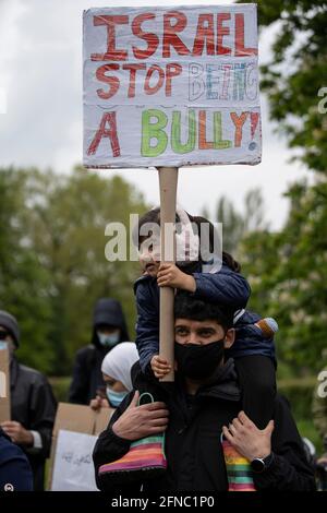 Solidaritätskundgebung und marsch für Palästina. Platt Fields, Rusholme, Manchester, Großbritannien. 15 Mai 2021. Protest in Solidarität mit Palästina, Widerstand gegen die militärische Besetzung Israels und Gedenken an den 73. Jahrestag der Nakba (Katastrophe). © Craig Redmond / craigredmondphotos.co.uk Stockfoto