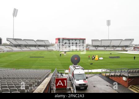 Old Trafford Cricket Ground Duck Photocall Tag mit SIS Satellite Uplink und TV Support Fahrzeug im Vordergrund bei Salford Quays Manchester. Stockfoto