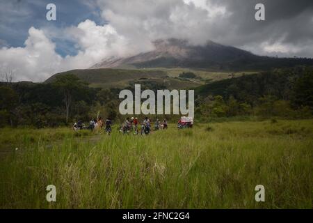 Karo, Nord-Sumatra, Indonesien. Mai 2021. Touristen aus verschiedenen Regionen in Nord-Sumatra reisen am Fuße des Berges Sinabung in Sigarang-Garang Village, Karo, Nord-Sumatra, Indonesien. Sonntag, 16. Mai 2021. Um die Idul Fitri 1442 H.zu füllen, obwohl dies sehr gefährlich für ihr Leben ist, sind sie immer noch entschlossen, hier zu besuchen, auch wenn es nur für Selfies ist und es dann auf ihre Social Media hochzuladen. Quelle: Saddam Husein/ZUMA Wire/Alamy Live News Quelle: ZUMA Press, Inc./Alamy Live News Stockfoto