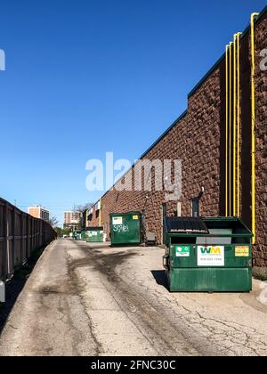 Müllcontainer für grünen Abfall Reihen sich in einer Gasse hinter einem Restaurant in London, Ontario, Kanada, an. Stockfoto