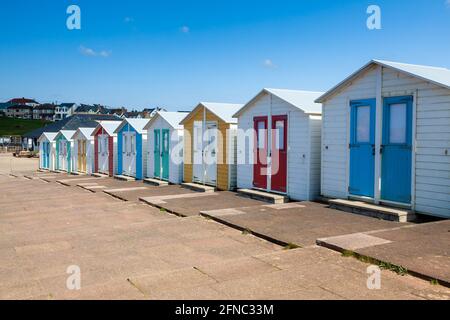 Bunte Strandhütten am Crooklets Beach Bude Cornwall England Stockfoto