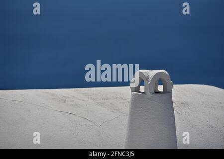 Kykladische Architektur getünchten Schornstein gegen das Blau der Ägäis auf Santorini Insel, Kykladen Griechenland. Stockfoto